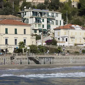 residence-augustus.hotelitalianriviera.com/